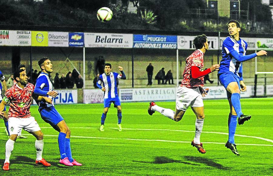 Una acción aérea del partido de la primera vuelta jugado en el campo del Izarra.