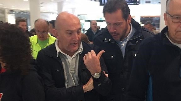 Jesús Julio Carnero y Óscar Puente charlan antes del inicio de la marcha Asprona. 