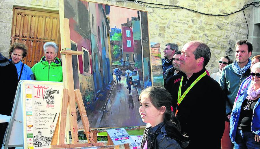 El público, entre las obras, sigue atento la entrega de premios.