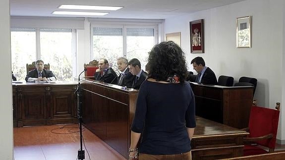 La acusada, en el banquillo de la Audiencia Provincial de Palencia.