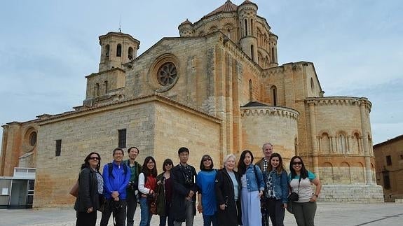 Grupo de periodistas y blogueros, junto a la Colegiata de Toro