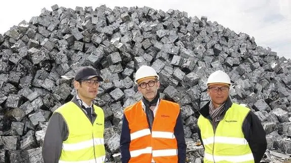 Gustavo Rodríguez, Jean Marc Boursier y Laurent Boone, de izquierda a derecha, en la planta de Metalimpex en Magaz de Pisuerga. 