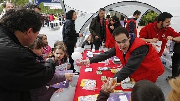 Voluntarios de Cruz Roja, en una pasada edición del día de la Familia en Marcha.