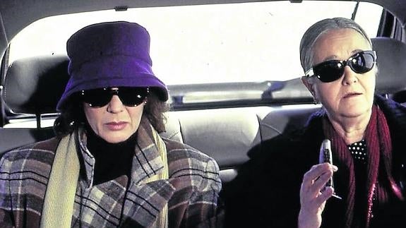 Marisa Paredes y Chus Lampreave en una escena de 'La flor de mi secreto'