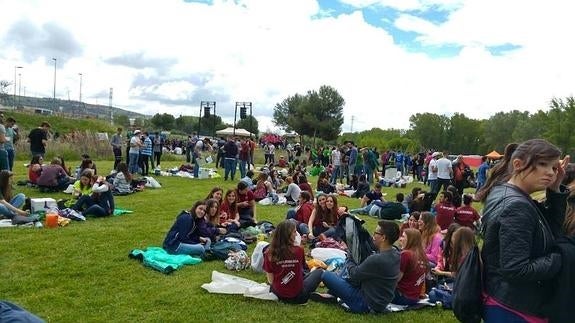Jóvenes sentados en el parque, antes de que comenzara a llover. 