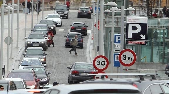 Entrada al aparcamiento de Padre Claret, con el cartel de completo esta Semana Santa.