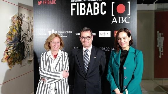 Jaime Pérez, flanqueado por Catalina Luca de Tena (izquierda) y Natalia Millán. El Norte