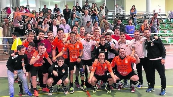 Los jugadores del BMCiudad de Salamanca celebran la victoria ante el BMMislata ayer en Bolaños.