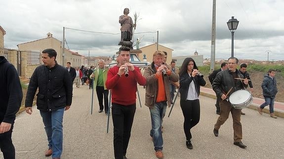 Los dulzaineros marchan delante de la imagen durante la procesión de San Isidro. C. V.