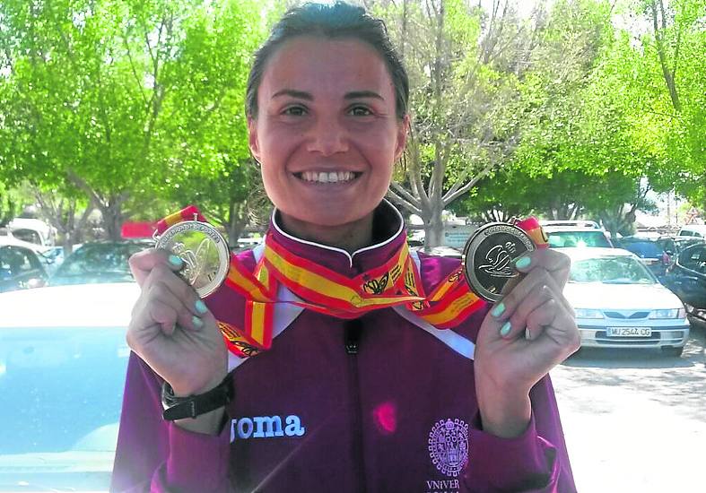 Gema Martín posan con sus dos medallas en el Nacional universitario.