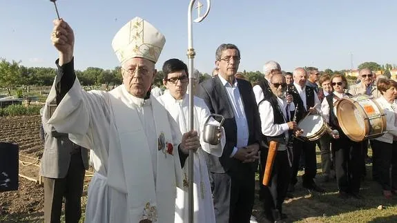 El cardenal arzobispo de Valladolid bendice las tierras.