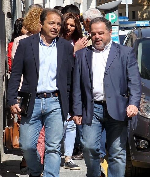 Juan Luis Gordo (izquierda) y Félix Montes se dirigen a la junta electoral provincial. 