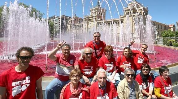 Miembros de la Plataforma, en la plaza de Zorrilla.