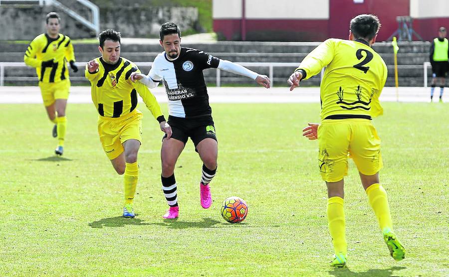 Vitolo, que tratará de aumentar su cuenta goleadora para ser el Pichichi del grupo, se zafa de un contrincante en un partido anterior.