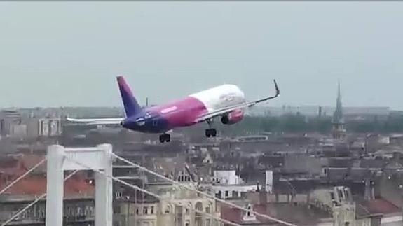Un avión vuela a muy baja altura en Budapest