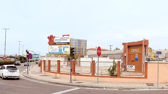 Derribo de la antigua nave de Ceylo, en cuya parcela irá una gasolinera. 