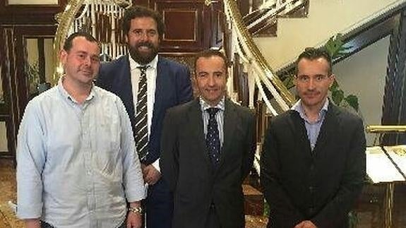 De izquieda a derecha: José Claros, Ricardo Jara, Javier Cid (Alentia) y Alfredo Conde posan tras la firma del acuerdo de entrada de 18 socios de Alentia en el capital de Immunostep. EL NORTE