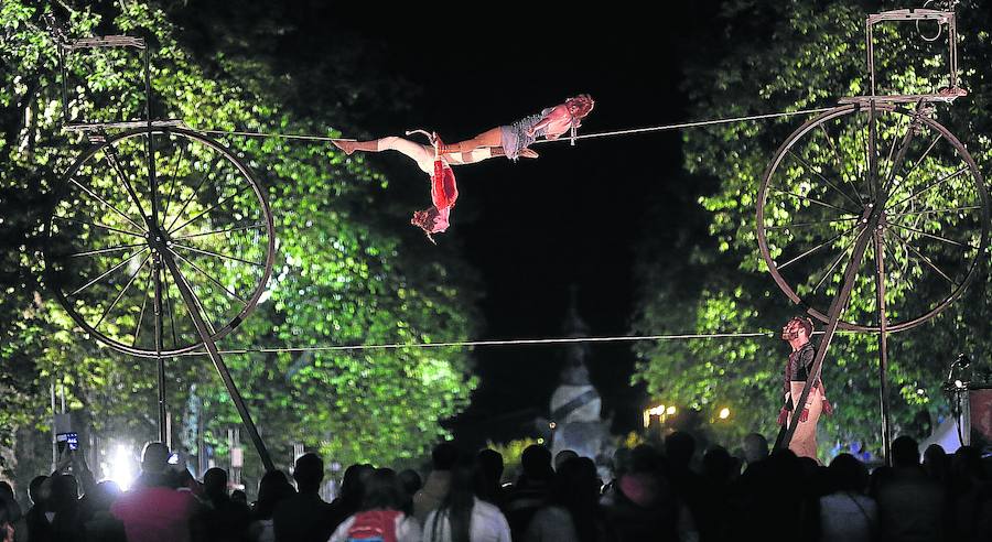 Un momento de ‘Sodade’, el espectáculo de Cirque Rouage que abrió la programación de calle en la Acera de Recoletos. 