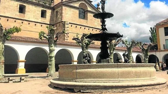 Aspecto de la fuente de la plaza de Béjar, también conocida como plaza del Buen Alcalde. 