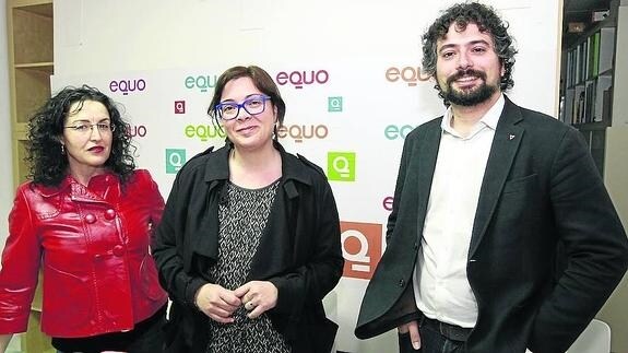 Marta Santos, Alicia González y José Sarrión, ayer en la sede de Equo Salamanca. 
