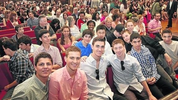 Estudiantes extranjeros, durante la inauguracion de los Cursos de Verano de la Universidad.