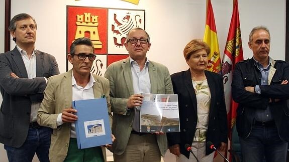 El delegado de la Junta, Javier López-Escobar (centro) y el alcalde de Sacramenia, Juan Carlos Muñoz-Eja, muestran la documentación del proyecto. El Norte