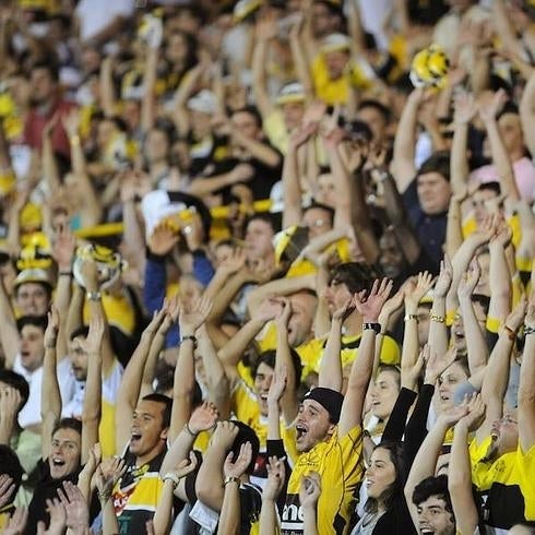 Aficionados, en plena ola en un estadio. 
