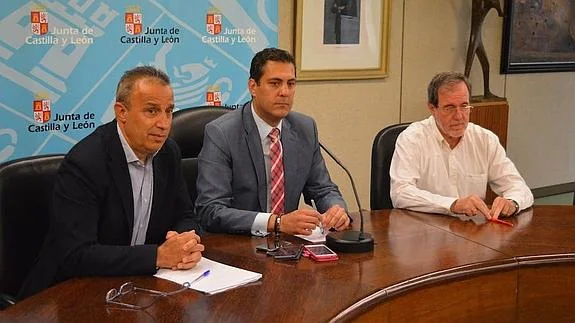 El jefe del Servicio Territorial de Medio Ambiente, Casto López; el delegado de la Junta, Alberto Castro, y Jesús Palacios, durante la rueda de prensa.