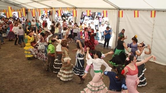 Vecinos de Nava bailan en la pasada edición de la feria. F. de la Calle