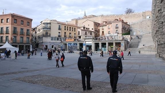 Agentes de la Policía Nacional vigilan la Plaza del Azoguejo. El Norte
