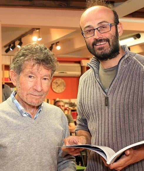 Luis Miguel López Soriano (derecha) y Carlos Soria, ayer en la librería Ícaro de Segovia. Antonio Tanarrro