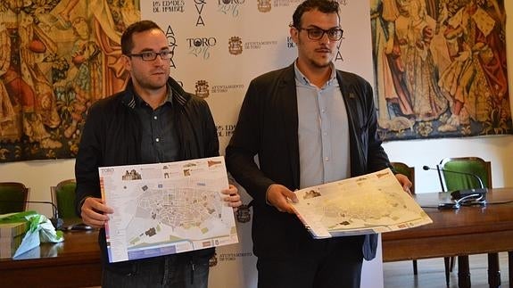 El concejal Samuel Bonis y el alcalde de Toro, Tomás del Bien, en la presentación del nuevo plano turístico. 