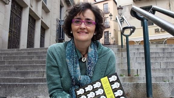 La doctora e ilustradora Mónica Lalanda enseña su libro, que presentará hoy. 