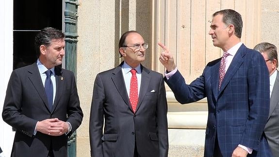 El Rey Felipe VI, entre el presidente del real Instituto Elcano, Emilio Lamo de Espinosa (centro), y el alcalde del Real Sitio de San Ildefonso, José Luis Vázquez, al llegar al Palacio de La Granja.