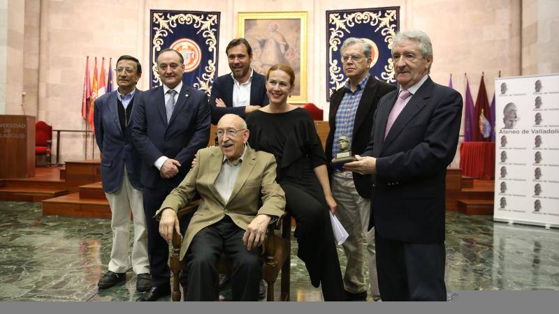 Desde la izquierda, Ramón García, Daniel Miguel, Óscar Puente, Lucía Quintana, Jorge Praga y Celso Almuiña, rodean a Juan Antonio Quintana. 