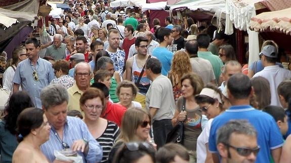 Aglomeración de visitantes entre los puestos de artesanía en una edición anterior. De Torre