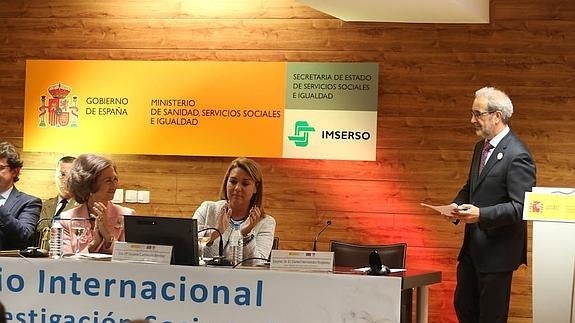 La reina Sofía y la secretaria de Estado de Servicios Sociales, aplauden al rector tras su intervención.