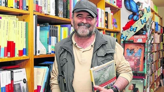 El investigador Rubén Fernández Maroto, ayer, en la librería Antares. 