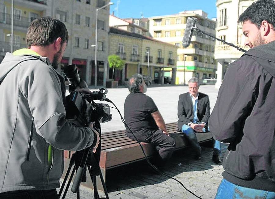 Un momento de la entrevista a Julián Ramos en la Plaza Mayor de Guijuelo. 