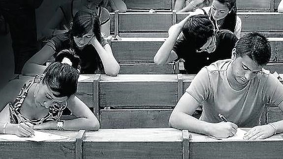 Estudiantes durante una prueba de Selectividad.
