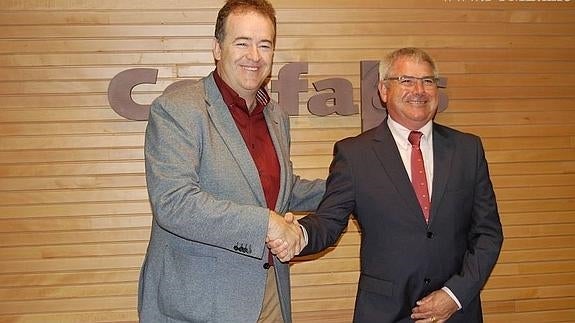Juan Manuel Gómez, presidente de Confaes, estrecha la mano de Vicente González, socio de Vasbe. 