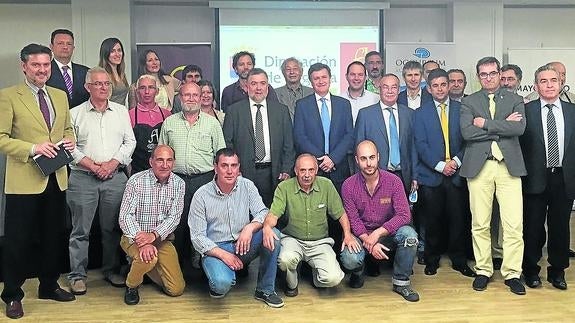 El presidente de la Diputación, en el centro, con los productores y otras autoridades, ayer, en Madrid. 