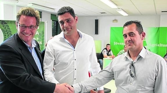 Víctor Jiménez (izda.) y Juan Luis Delgado (dcha.) con Luis Ángel Cabezas, en el centro. 