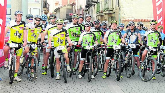 Participantes en la segunda edición de la Marcha Valles del Cerrato, en el momento de la salida en la Plaza de España de Baltanás.