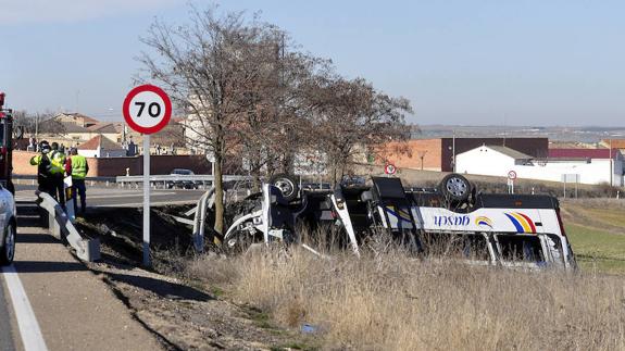 Estado en el que quedó el autobús tras el accidente, en las proximidades del casco urbano de Villanueva del Aceral (Ávila). 