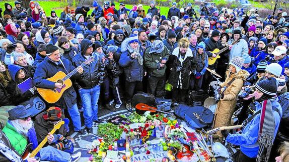 Homenaje a Lennon en torno al mosaico de Strawberry Fields, en el 30 aniversario de su muerte.