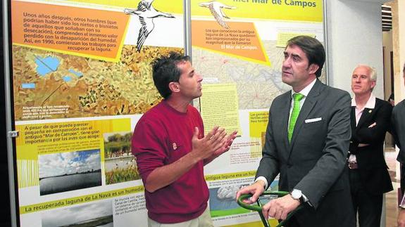 Ángeles Armisén y Juan Carlos Suárez-Quiñones, a la derecha, durante la visita de ayer a la Casa del Parque de Fuentes de Nava, tras la firma del convenio.