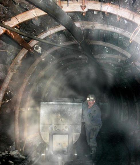 Un minero trabaja en una explotación subterránea de carbón de El Bierzo.