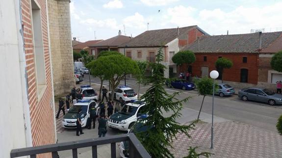 La Guardia Civil ha desalojado el salón de plenos de Valdestillas.