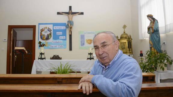 Eugenio López, vicario, en la capilla de la iglesia del Dulce Nombre de María.